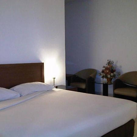 Hotel Lucky Inn Manado Exterior foto