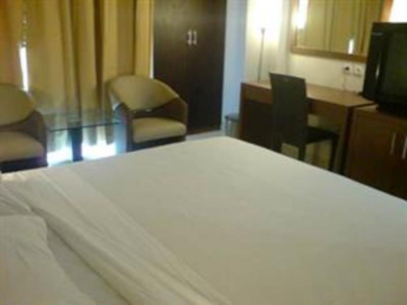 Hotel Lucky Inn Manado Exterior foto
