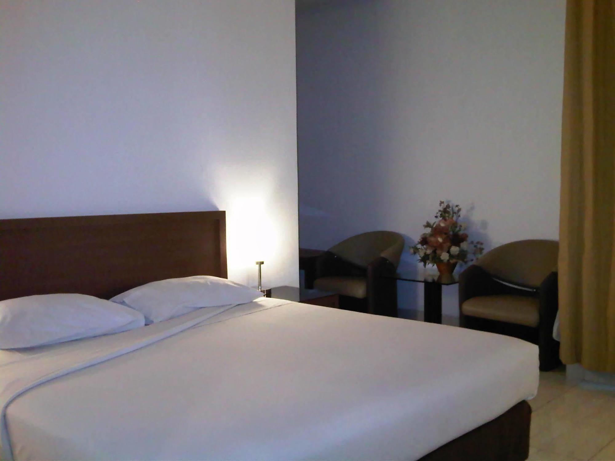 Hotel Lucky Inn Manado Exterior foto